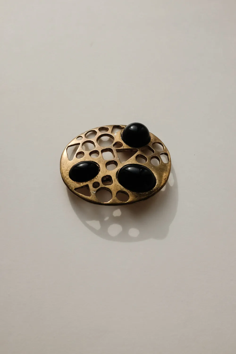 0066_ROUND VINTAGE GOLD BROOCH WITH BLACK STONES