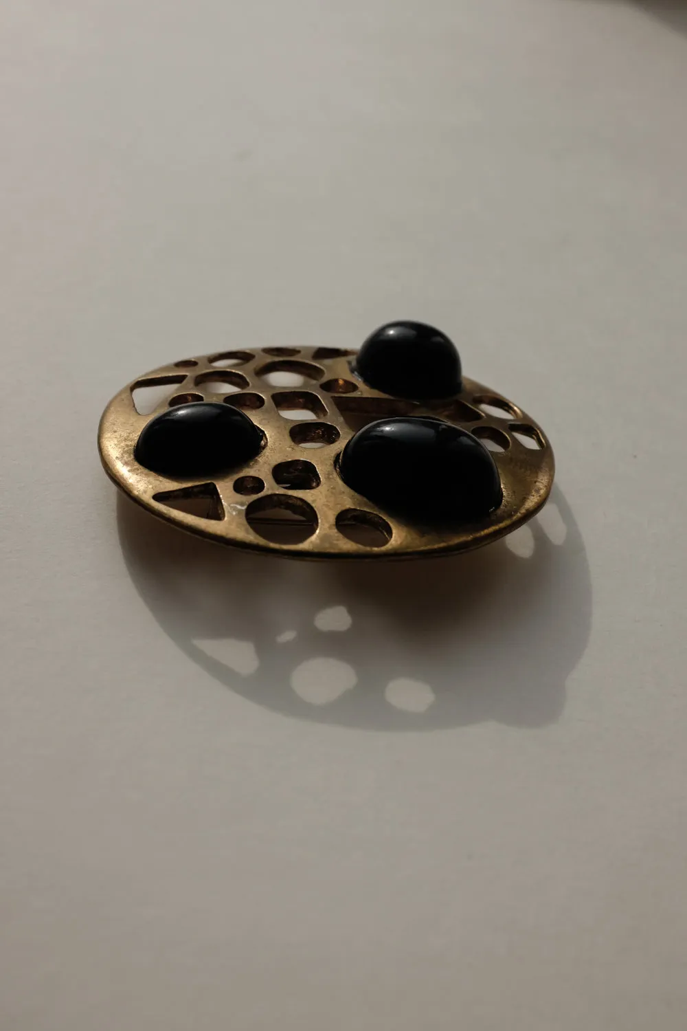0066_ROUND VINTAGE GOLD BROOCH WITH BLACK STONES