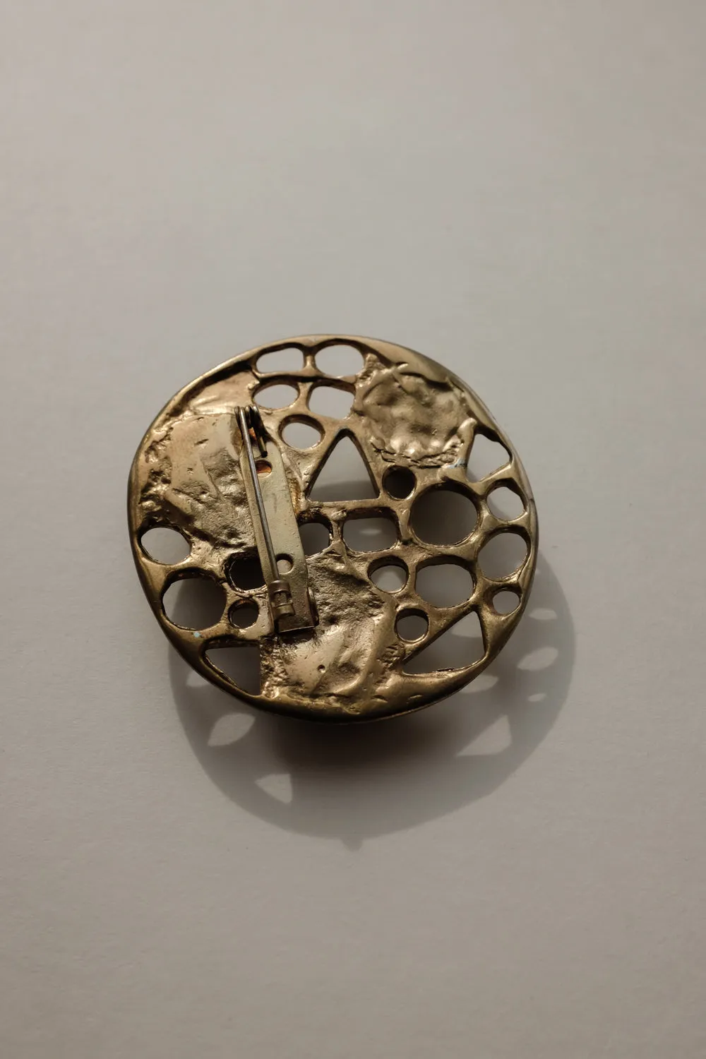 0066_ROUND VINTAGE GOLD BROOCH WITH BLACK STONES
