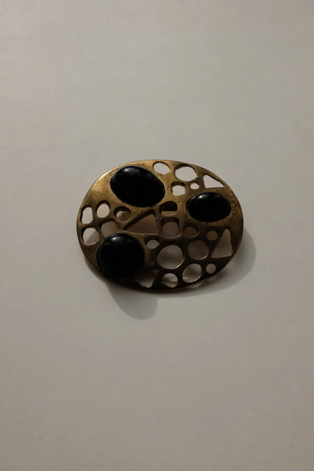 0066_ROUND VINTAGE GOLD BROOCH WITH BLACK STONES