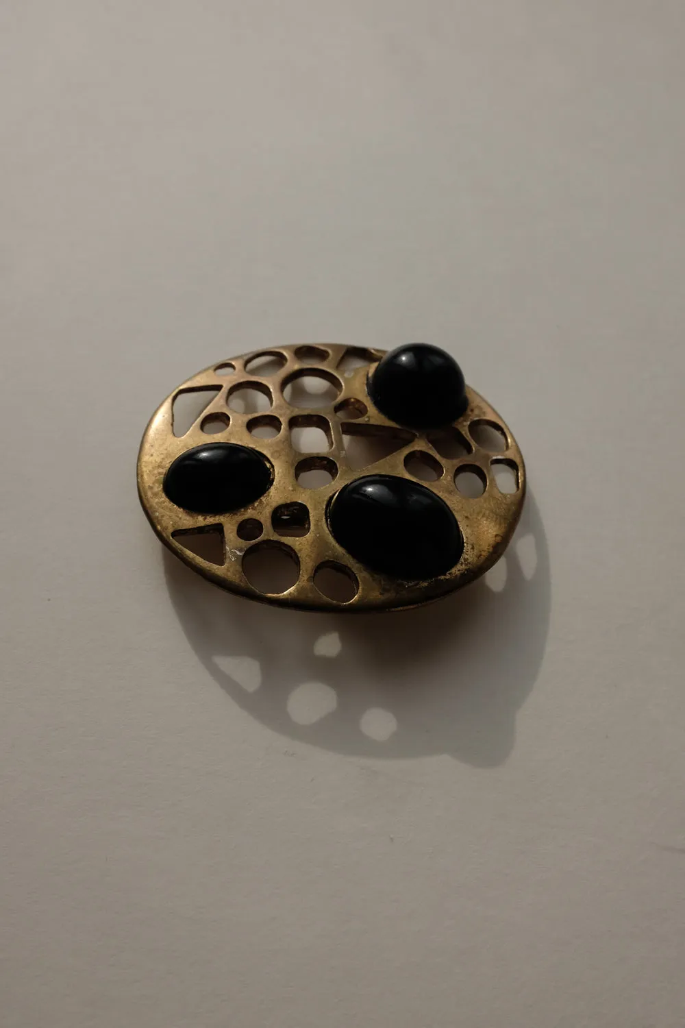 0066_ROUND VINTAGE GOLD BROOCH WITH BLACK STONES