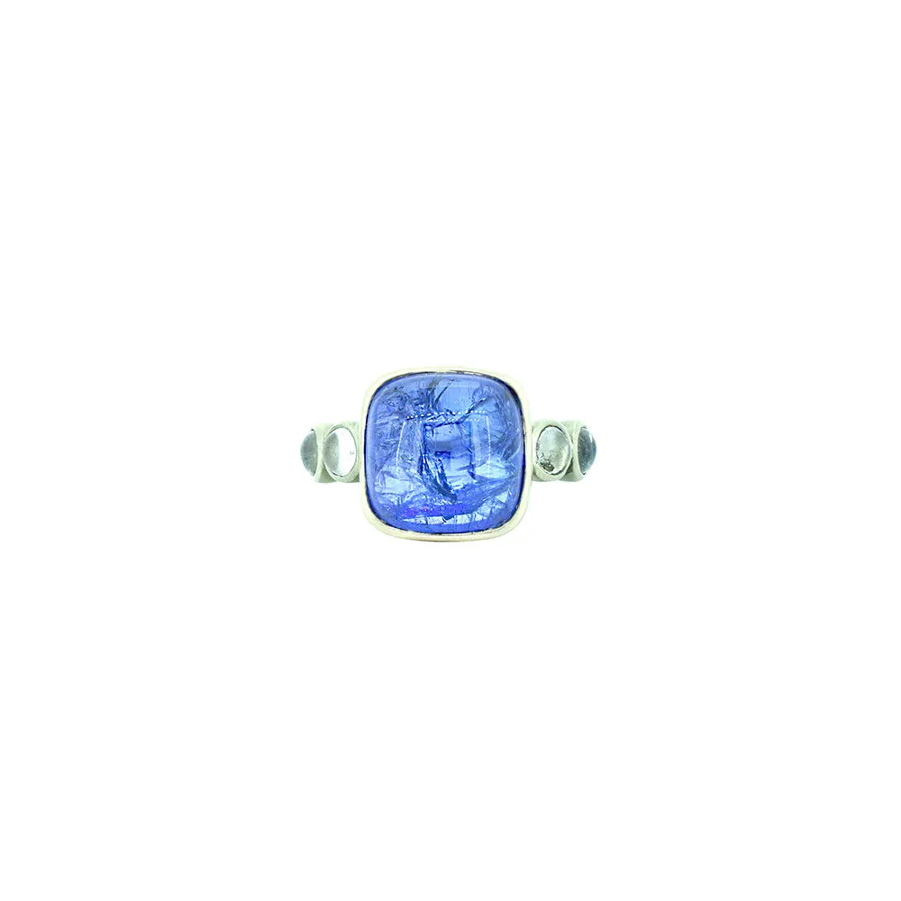 18 Karat White Gold ring with Tanzanite Cabochon and 4 Round Moonstones